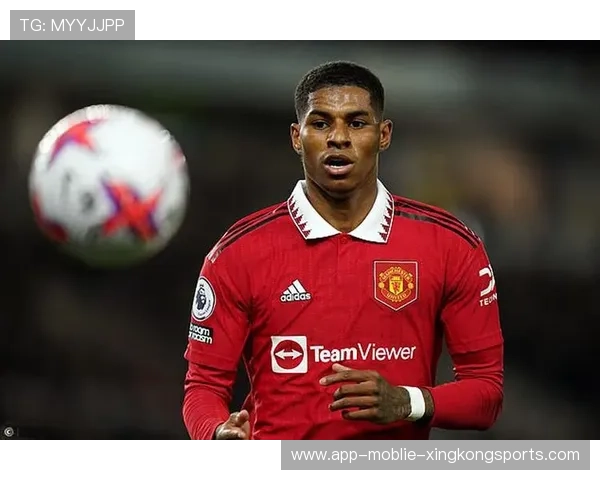 曼联边路强行突破，拉什福德横敲无人盯防却稍慢一步